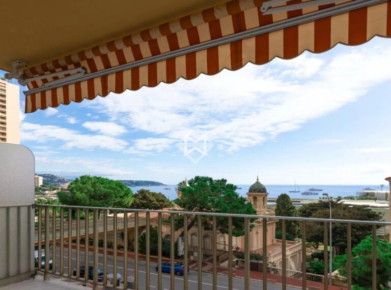 FOR SALE – LARVOTTO – 2-BEDROOM APARTMENT WITH SEA..