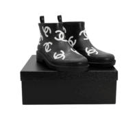 FOR SALE – CHANEL LOGO RAIN BOOTS 2023–24 FW

Pric..