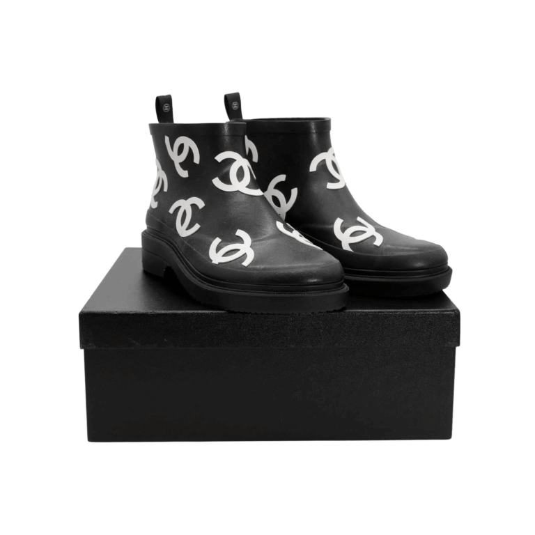 FOR SALE – CHANEL LOGO RAIN BOOTS 2023–24 FW

Pric..