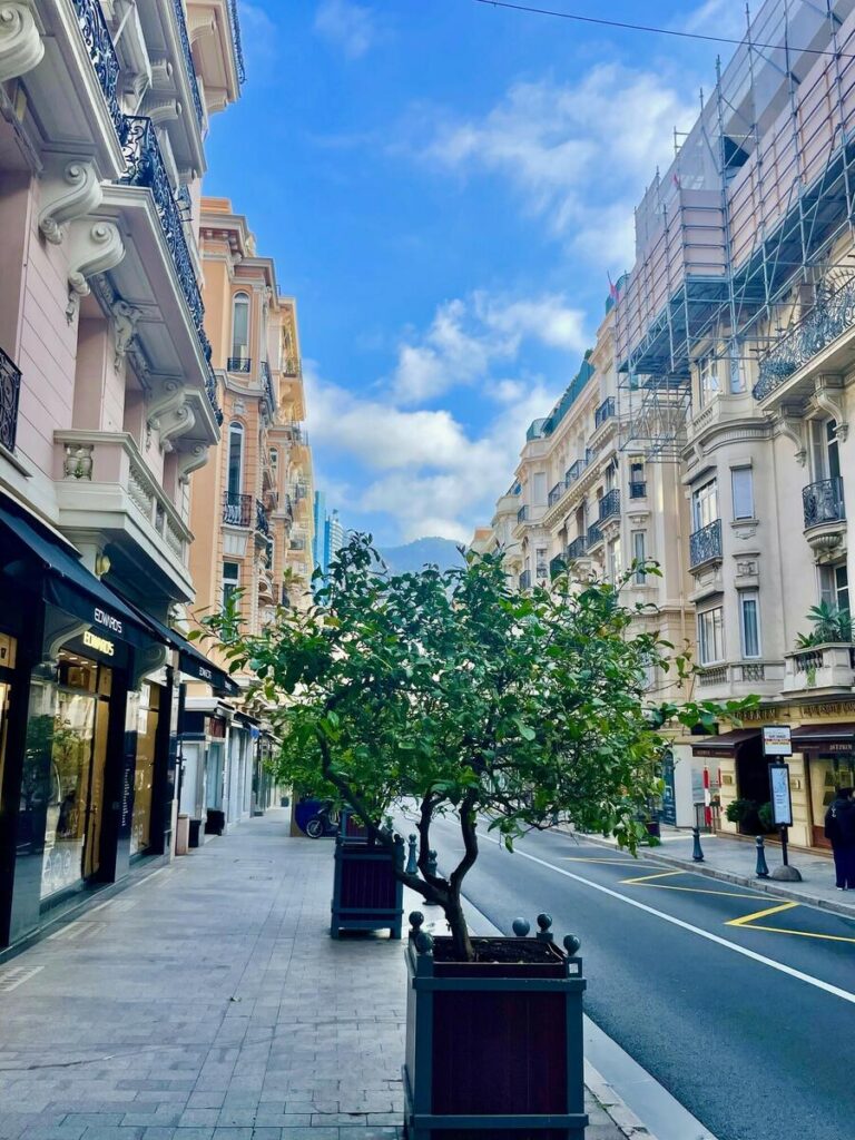 FOR SALE – GOLDEN SQUARE – BOUTIQUE ON 2 LEVELS
Pr..