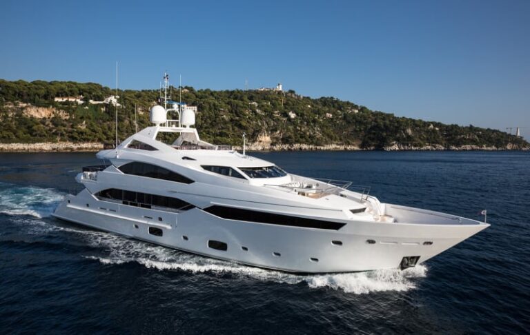 YACHT CHARTER – M/Y THUMPER
Builder: Sunseeker
Len..