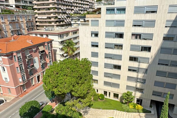 FOR RENT – LA ROUSSE – BRIGHT STUDIO IN CHÂTEAU AMIRAL