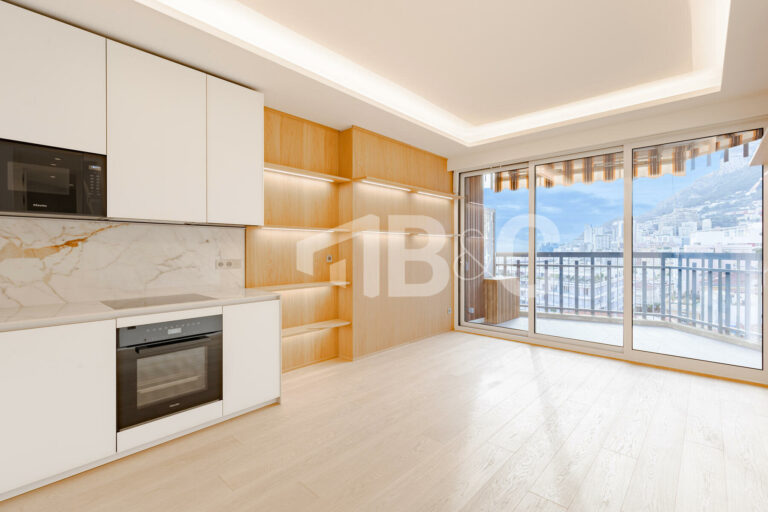 FOR SALE – MONTE-CARLO – RENOVATED 1-BEDROOM WITH PANORAMIC SEA VIEW