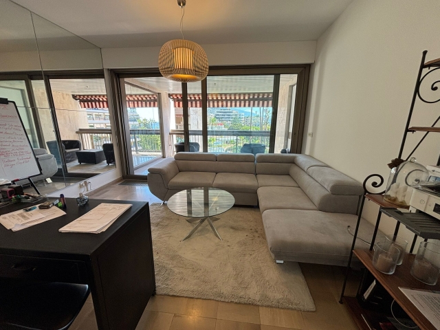 FOR RENT – CARRÉ D’OR – PARK PALACE STUDIO WITH LOGGIA