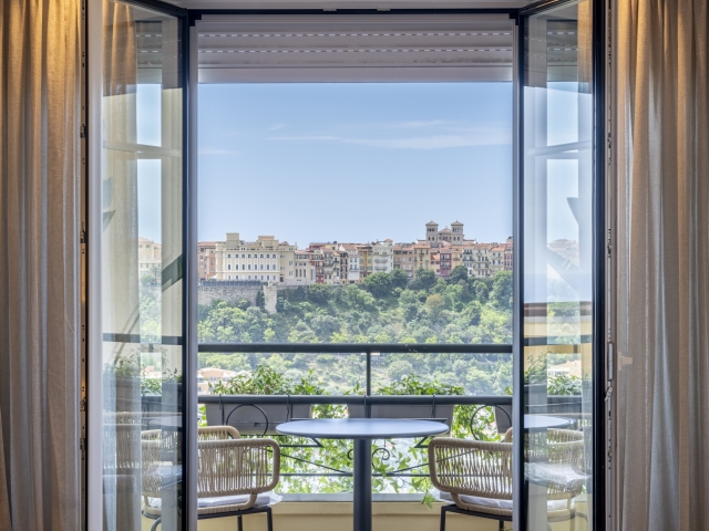 FOR RENT – MONTE-CARLO – FULLY RENOVATED 3-BEDROOM WITH SEA VIEW