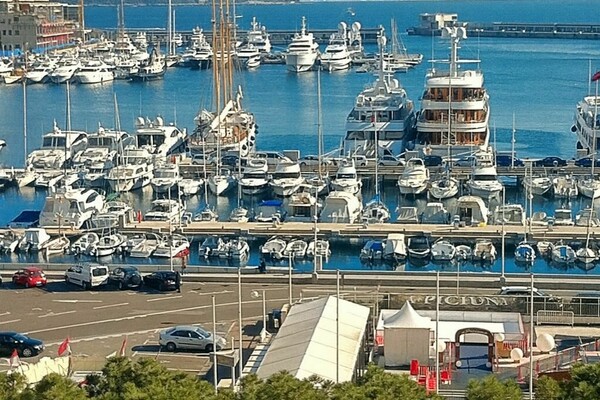 FOR RENT – PORT – FURNISHED 2-BEDROOM IN PALAIS HERACLES WITH SEA AND GRAND PRIX VIEW