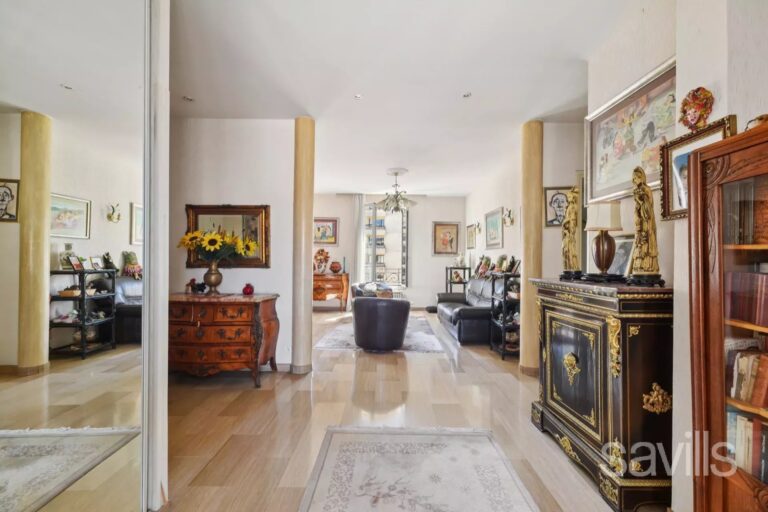 Period building apartment with terrace – in the heart of Nice