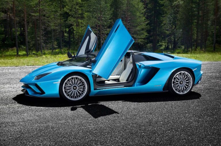 LAMBORGHINI AVENTADOR ROADSTER S RENTAL

Experienc..