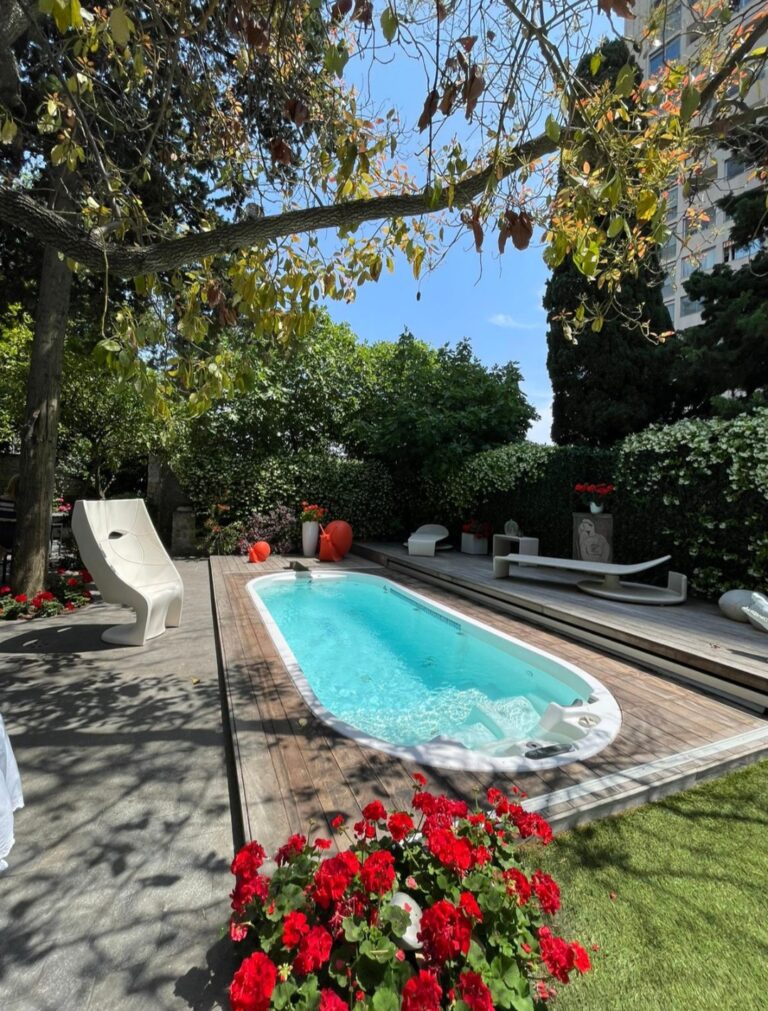 FOR SALE – LA ROUSSE – PRESTIGIOUS VILLA WITH POOL AND GARDEN