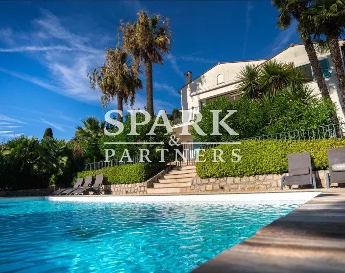 Villa Provençale Traditionnelle avec Vue Mer – Escapade de Rêve sur la Côte d’Azur