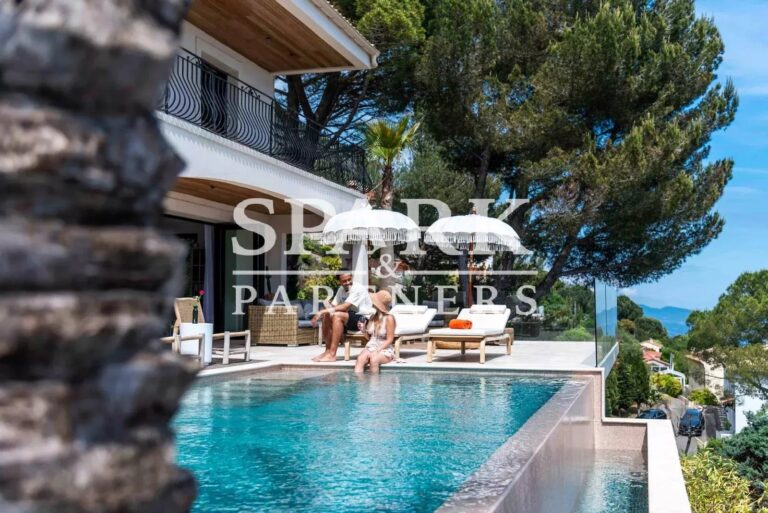 La Turbie – Villa in a private estate with panoramic sea view