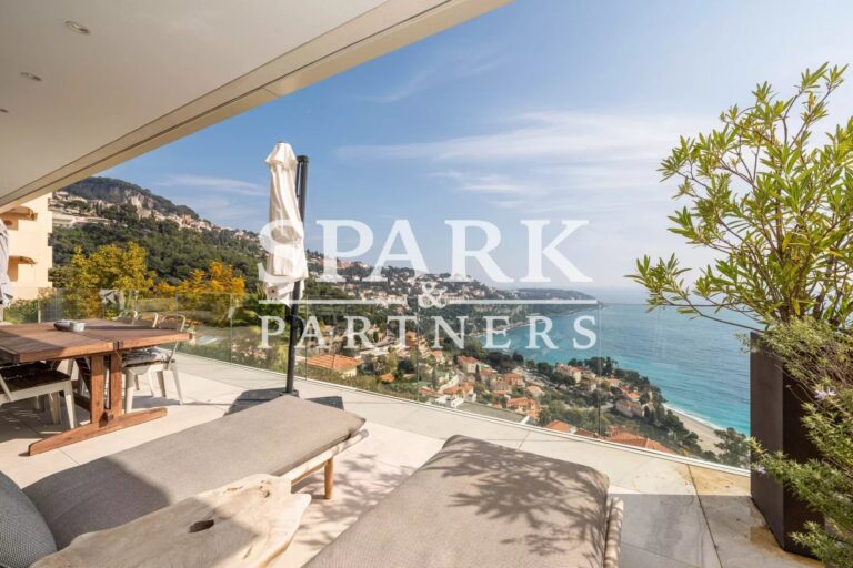 Luxurious duplex with terrace, pool and panoramic sea view