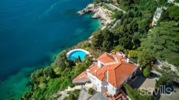 Villa with iconic setting on Mont Boron waterfront