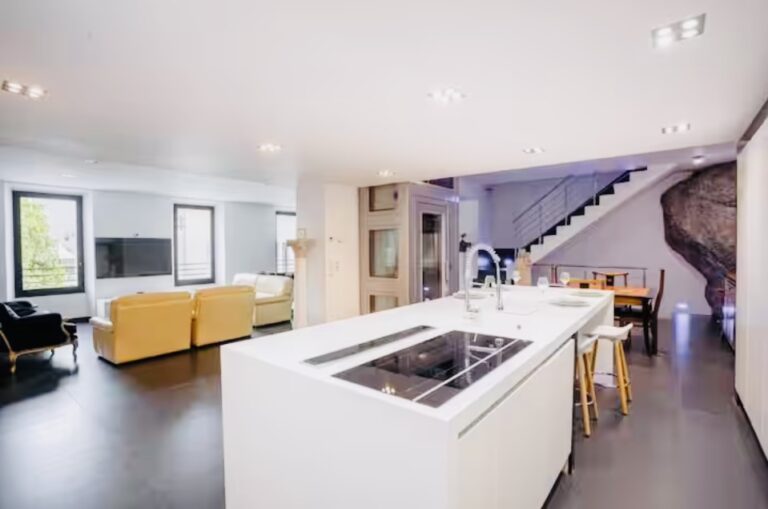 CANNES Centre Town house TRIPLEX apartment with pr..