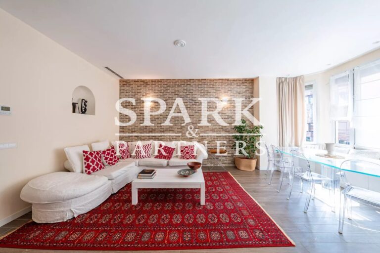 Carre d’Or – Elegant 4-room apartment