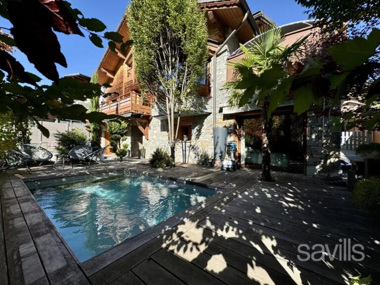 Chalet with a living area of approximately 250 sq m, located in the heart of the village