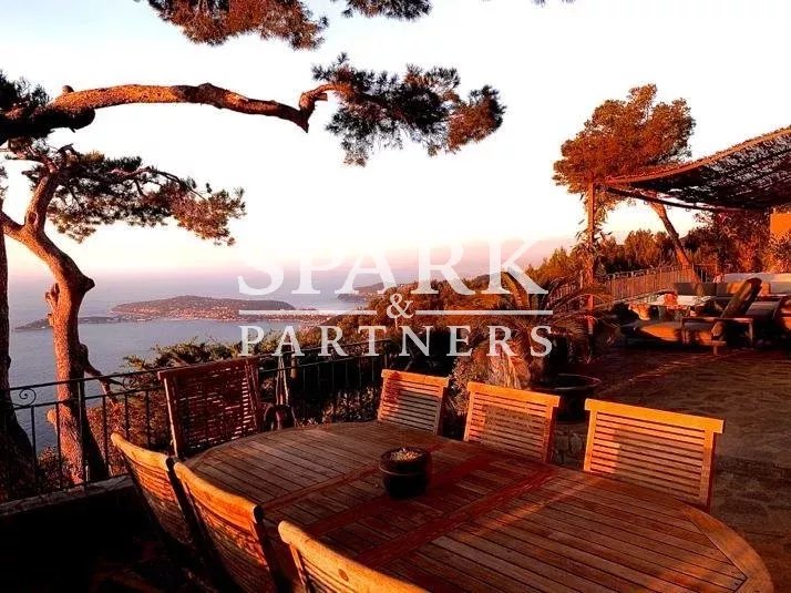 Eze – Grande Corniche – Charming villa with splendid sea view