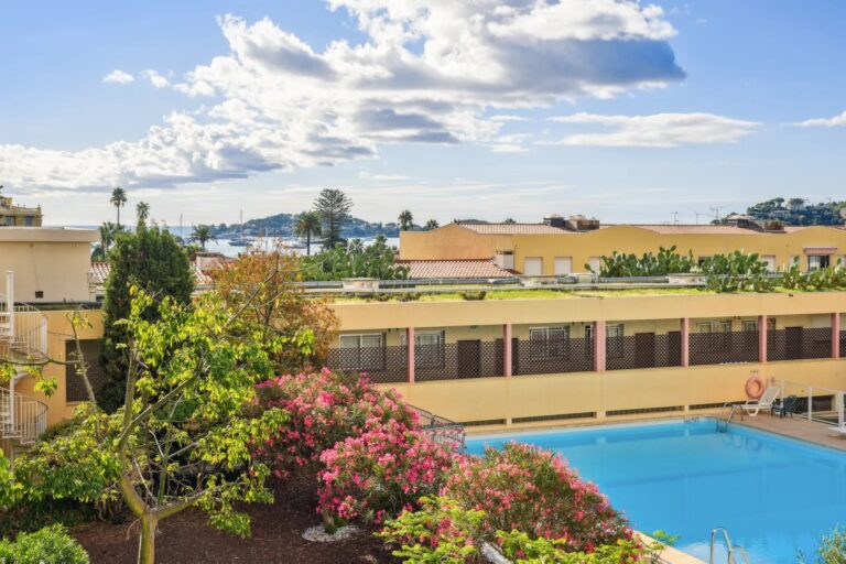 Town Centre – Smart Residence with Pool