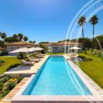 Chic Villa Retreat in Saint-Tropez with Pool, Gardens and Steps to Beach Clubs – Gallery 2
