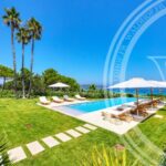 Chic Villa Retreat in Saint-Tropez with Pool, Gardens and Steps to Beach Clubs – Gallery 3