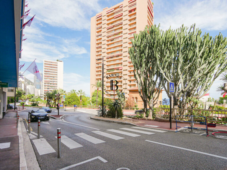 FOR SALE – MONTE-CARLO – COMMERCIAL LEASE WITH SHO..