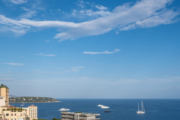 FOR SALE – LA ROUSSE – SPACIOUS STUDIO WITH SEA VI..