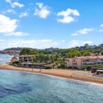 Waterfront refurbished three bedroom apartment for sale in Saint-Tropez with sea view – Gallery 1