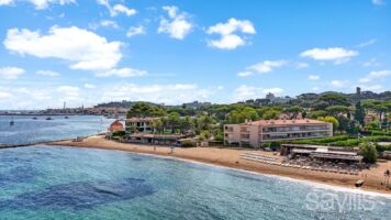 Waterfront refurbished three bedroom apartment for sale in Saint-Tropez with sea view