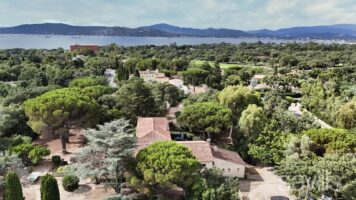 High-potential property in the heart of a private estate, just a few steps from the beach