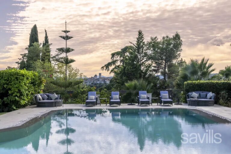 Contemporary villa facing the village of Saint-Paul de Vence