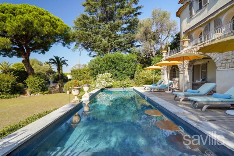 A beautiful property overlooking the sea