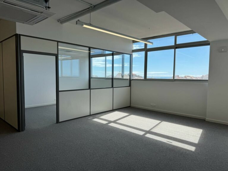 FOR RENT – RENOVATED OFFICE – TOP FLOOR IN FONTVIE..