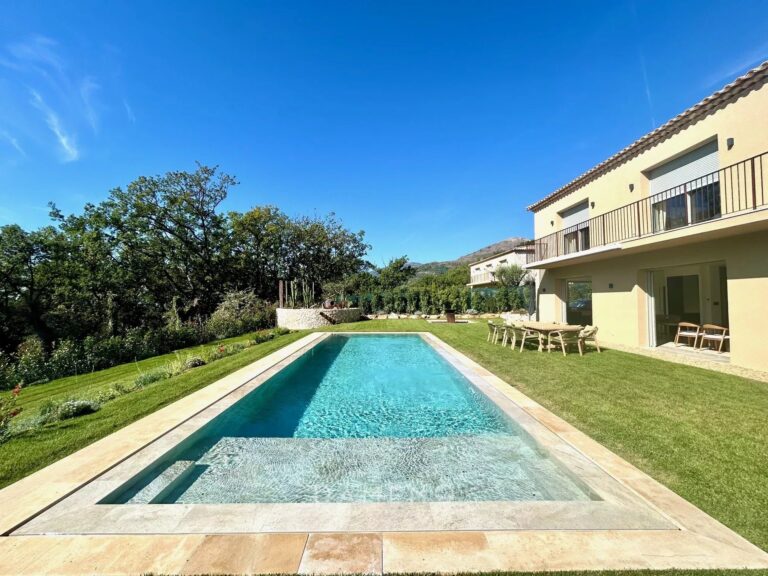 Contemporary villa in Vence.