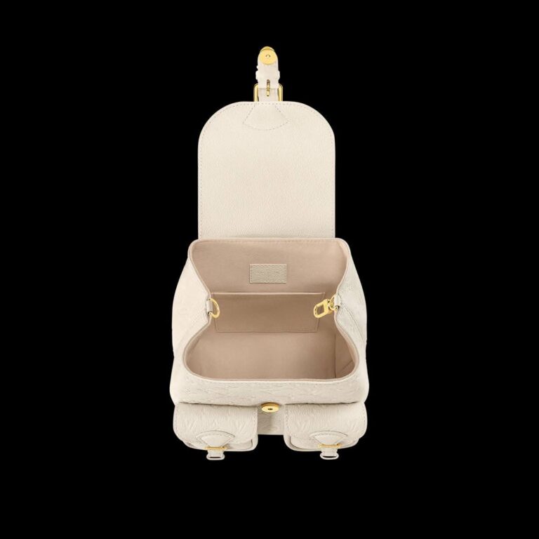 Backup

The playful Backup backpack is made from M..