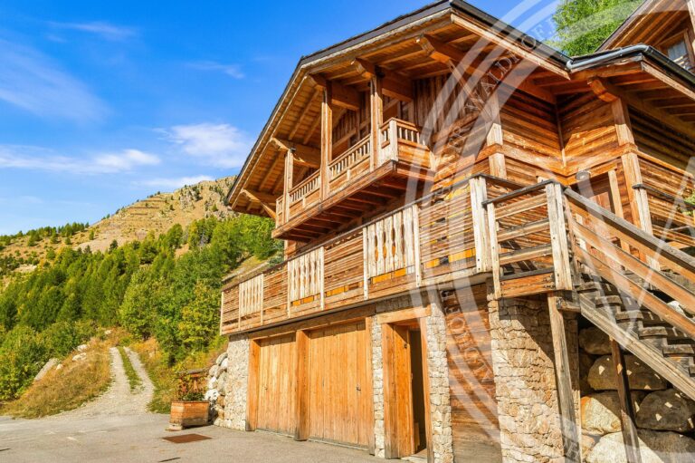Renovated Alpine Chalet with Panoramic Slope Views, Garage and Ski Room