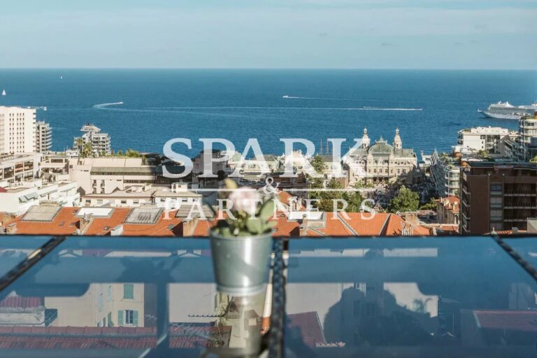 Luxurious 4-room penthouse with stunning view of the Principality, the Casino and the sea