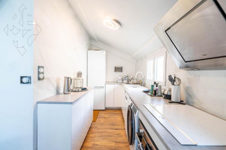 FOR SALE – LA CONDAMINE – RENOVATED 3-ROOM APARTME..