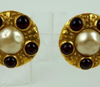 CHANEL CLIP-ON EARRINGS IN GOLD-TONE METAL, MOTHER..