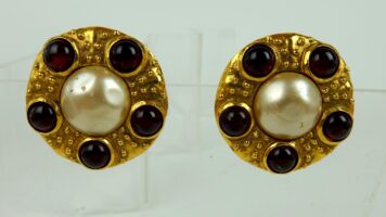 CHANEL CLIP-ON EARRINGS IN GOLD-TONE METAL, MOTHER..