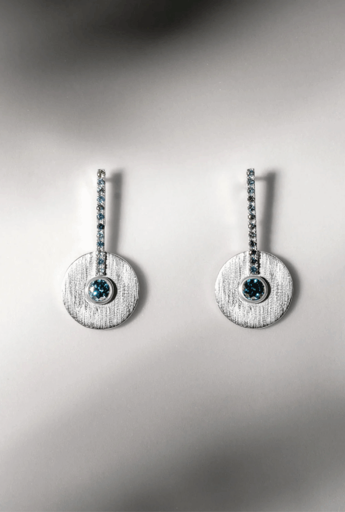 ROMEO EARRINGS – BLUE SAPPHIRE

Delicate, refined,..