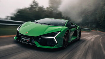 LAMBORGHINI REVUELTO RENTAL
Experience the future ..