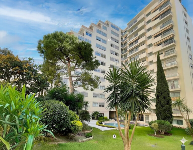 FOR SALE – CHÂTEAU D’AZUR – MIXED-USE STUDIO
Price..