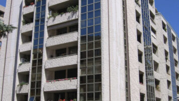 FOR SALE – LE SUFFREN – LARGE 3-ROOM APARTMENT WIT..