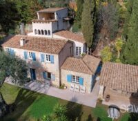 Elegant provençal property with panoramic sea view