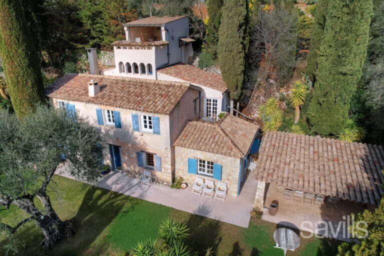 Elegant provençal property with panoramic sea view