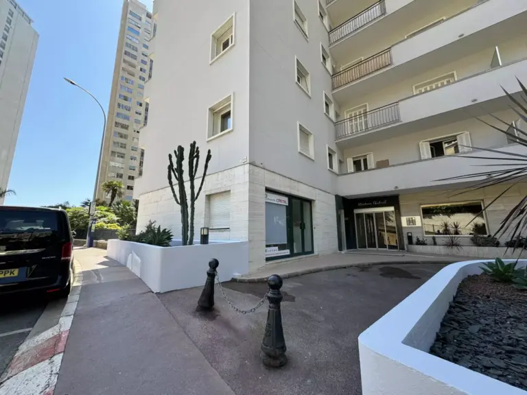 FOR RENT – RÉSIDENCE AUTEUIL – COMMERCIAL SPACE IN..