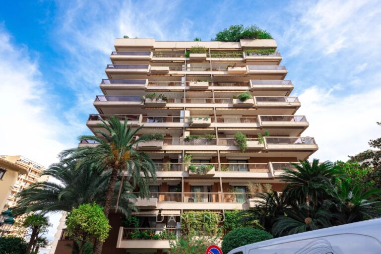 Apartment to renovate in the heart of the Carré d’Or – Résidence Les Acanthes