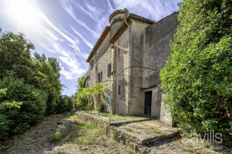 Cannes – Petit Juas | 200 m² Provençal villa to renovate with sea view and large plot