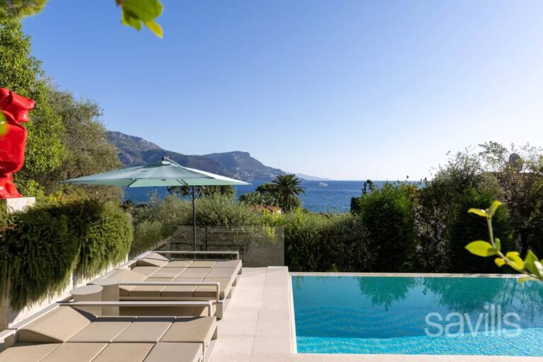 Luxurious property with panoramic sea view