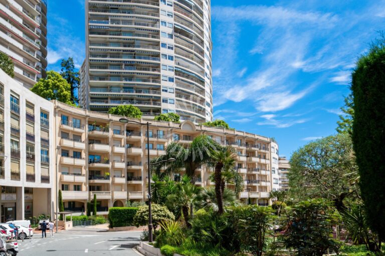 FOR RENT – DOUBLE GARAGE – BOULEVARD D’ITALIE
Pric..